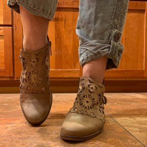 Very cute "Ninga" booties with cut-out leather